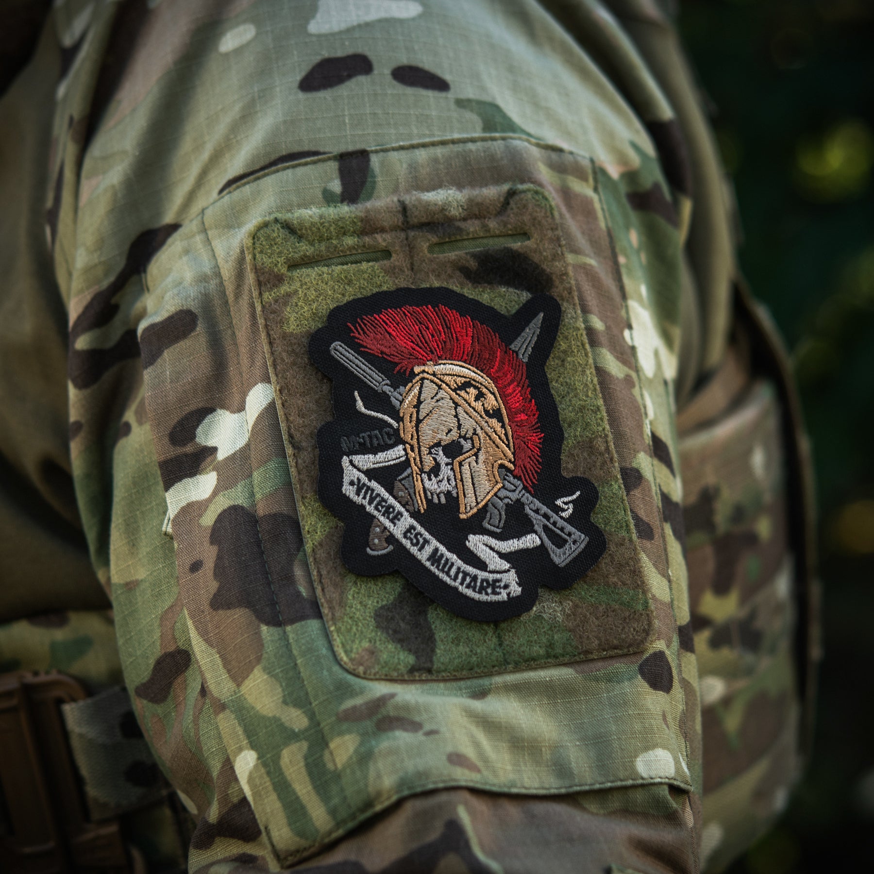 M-Tac нашивка шолом Vivere Est Militare (вишивка)
