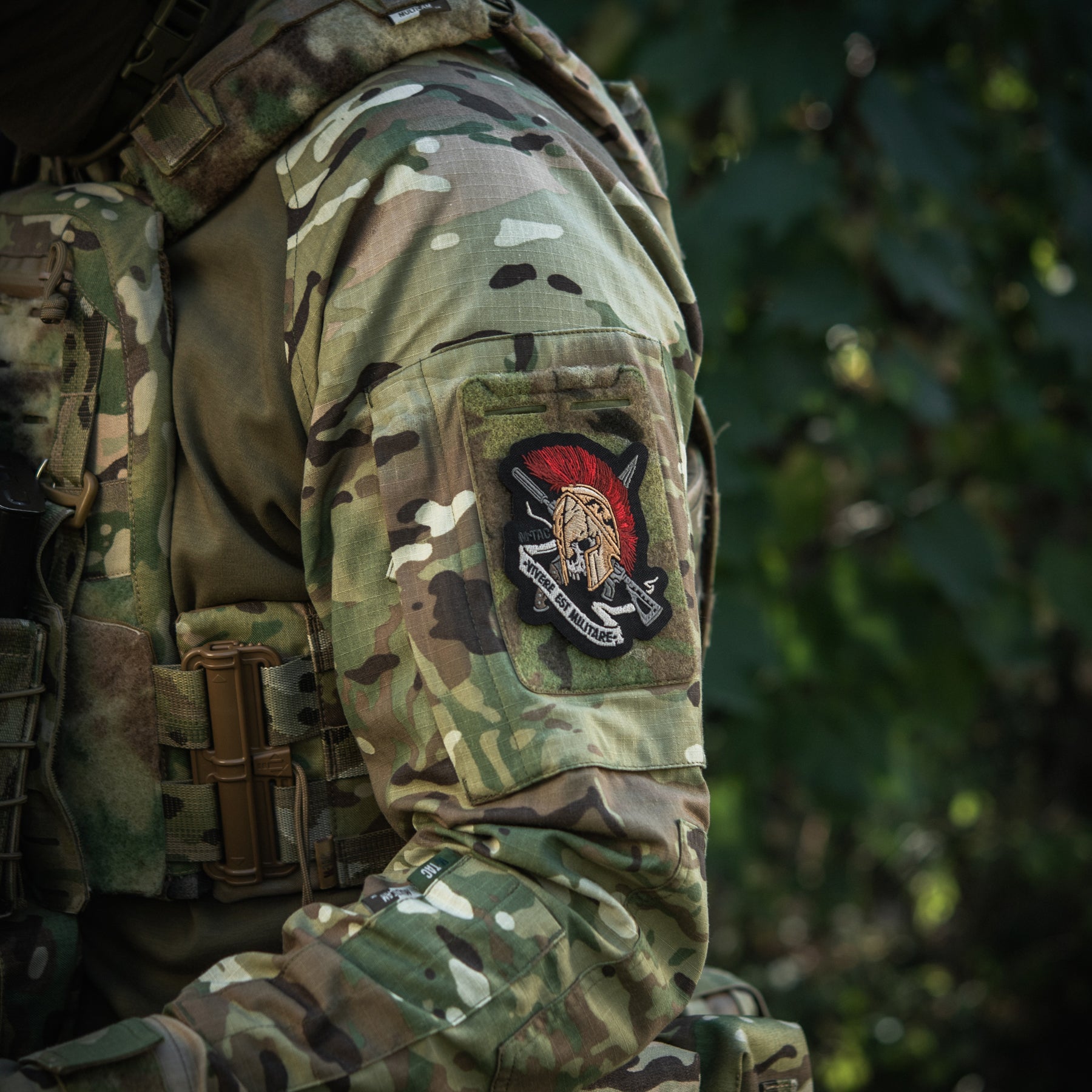 M-Tac нашивка шолом Vivere Est Militare (вишивка)