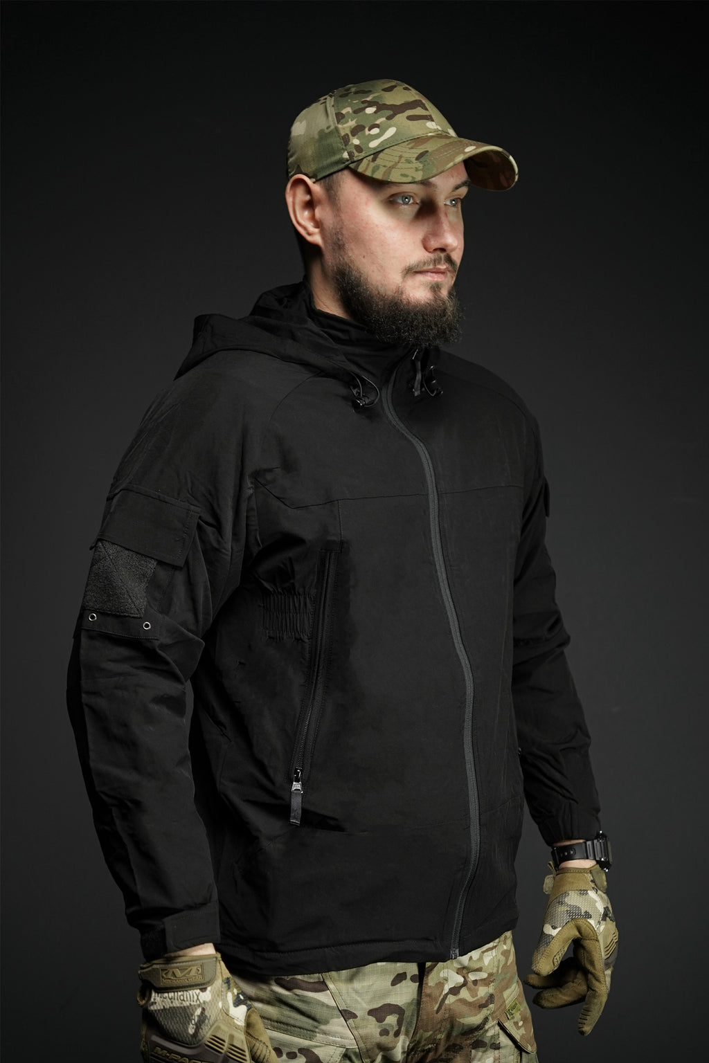 Демісезонна куртка з прихованим капюшоном та водонепроникними блискавками