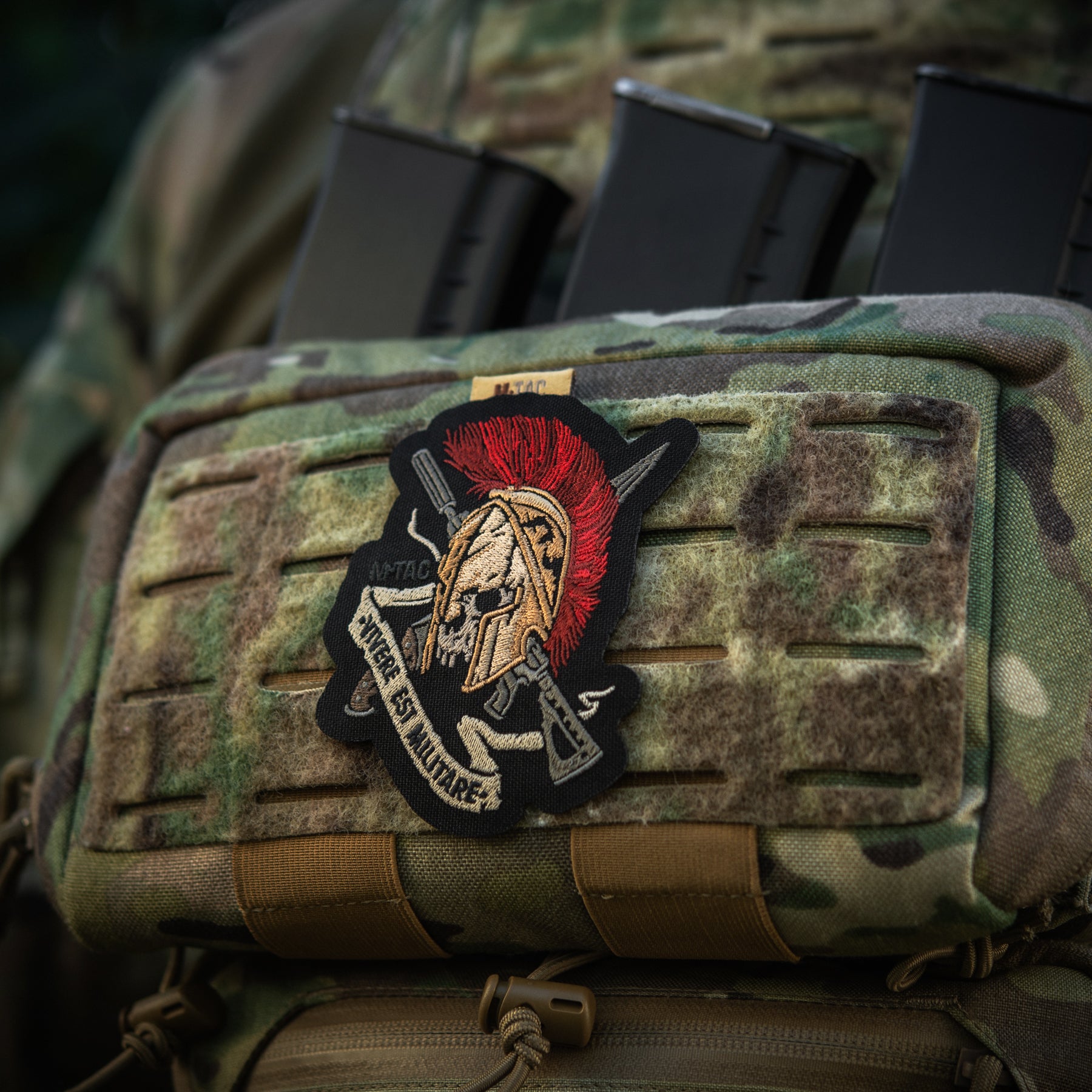 M-Tac нашивка шолом Vivere Est Militare (вишивка)