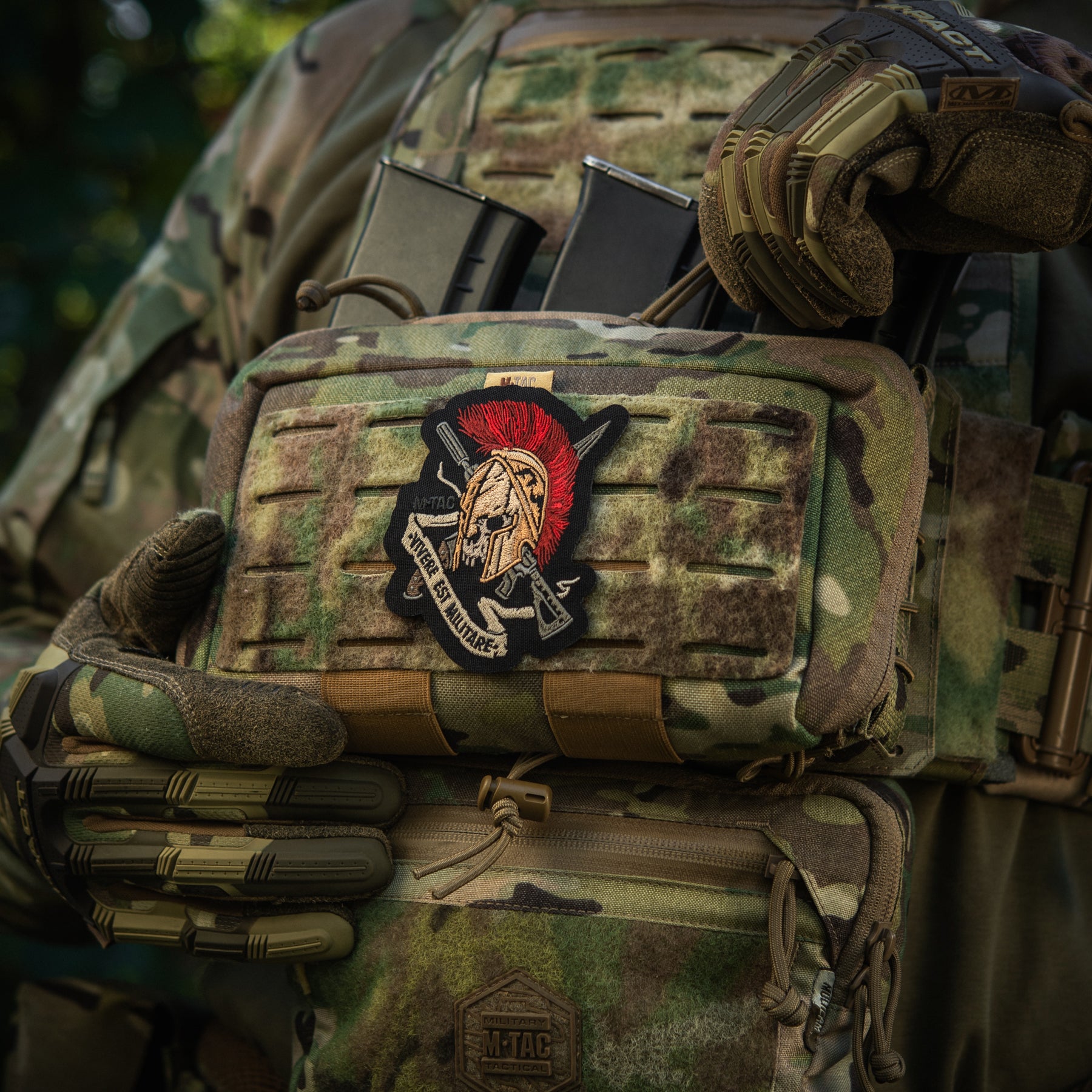 M-Tac нашивка шолом Vivere Est Militare (вишивка)